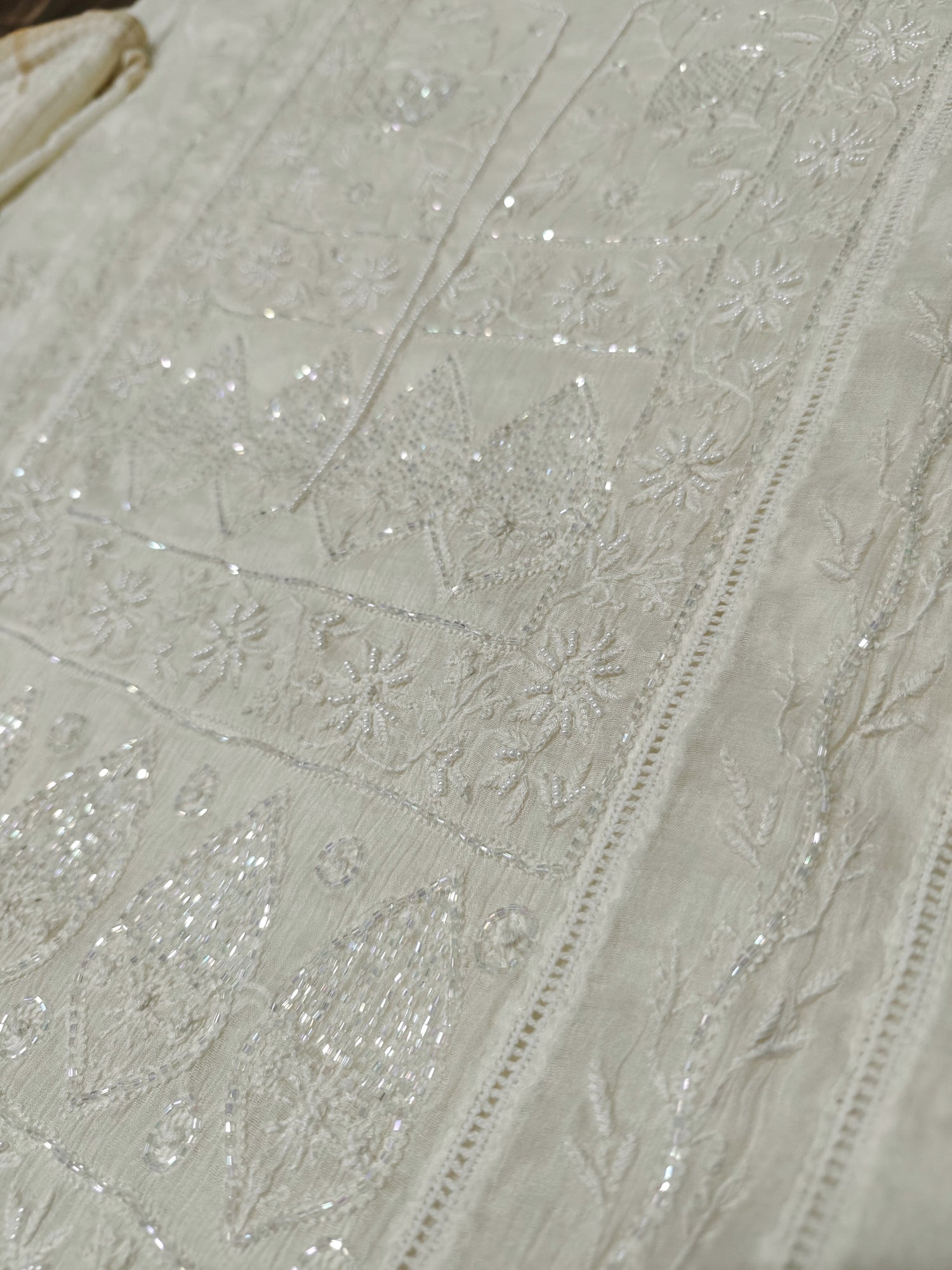 Moti Cut Dana, Pearl Embellishment